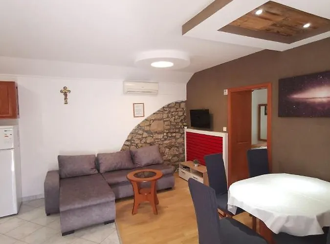 Apartment In With Balcony, Air Conditioning, Wifi, Dishwasher 878-1
