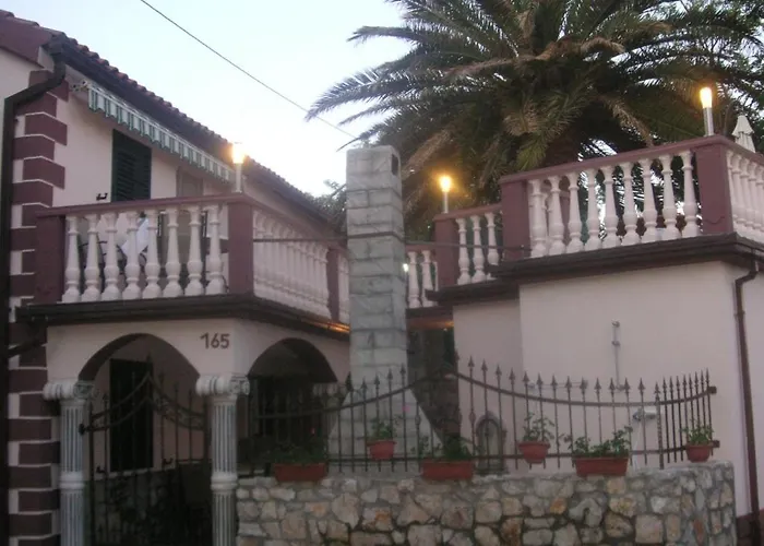 In With Balcony, Air Conditioning, Wifi, Dishwasher 878-1